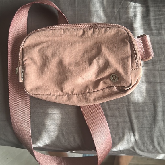 Lululemon Everywhere Belt Bag 1L in Twilight Rose - Picture 3 of 4
